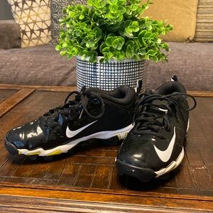 Boys Nike baseball cleats size 3.5